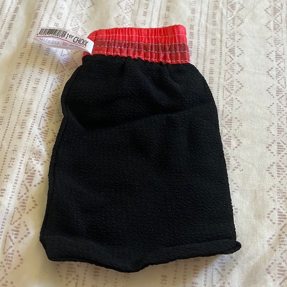 Exfoliating glove
